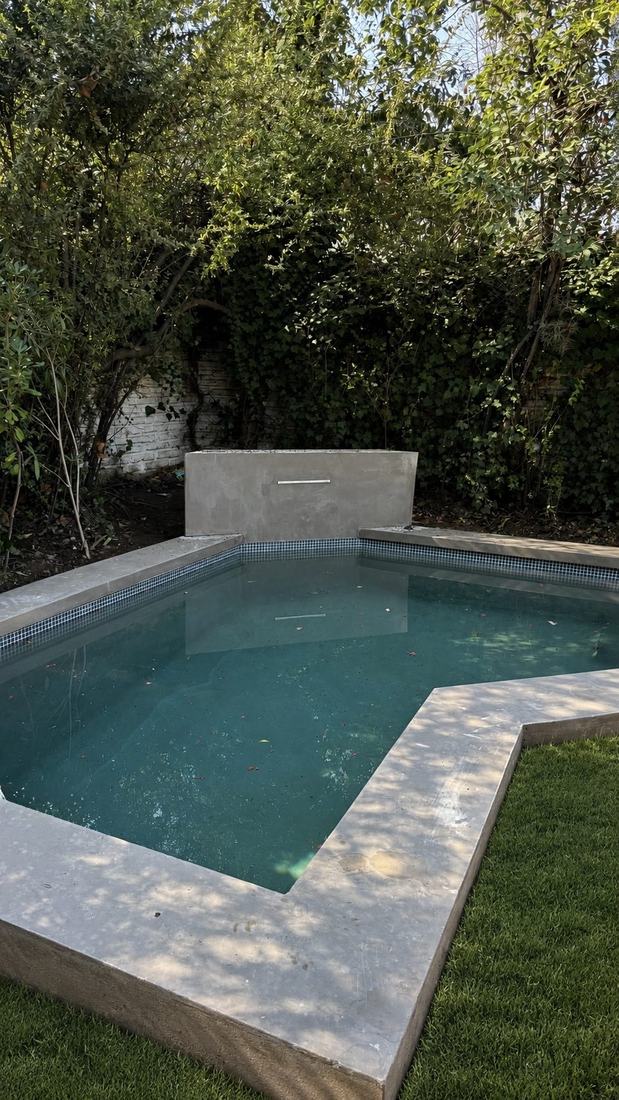 Construcción de piscina en patio residencial