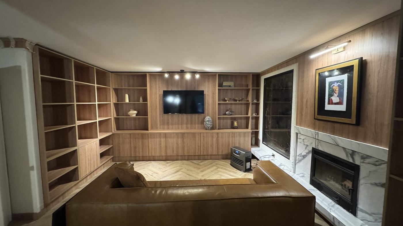 Remodelación de living con repisas y mueble de tv a medida, sector oriente de Santiago